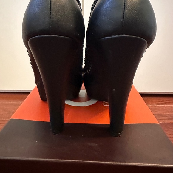 G by Guess Black Woven 6.5 Cera Platform heel - Picture 9 of 10